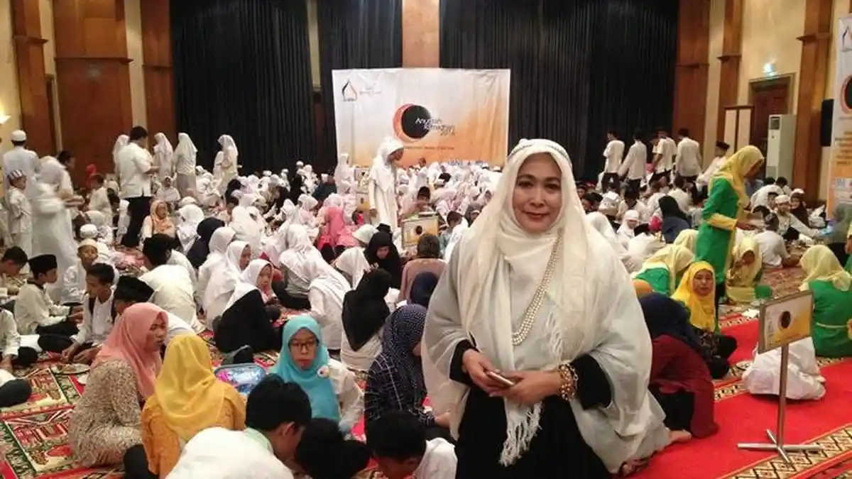 Bahagianya Jenny Rachman Bisa Saksikan Anak Yatim Makan Sepuasnya