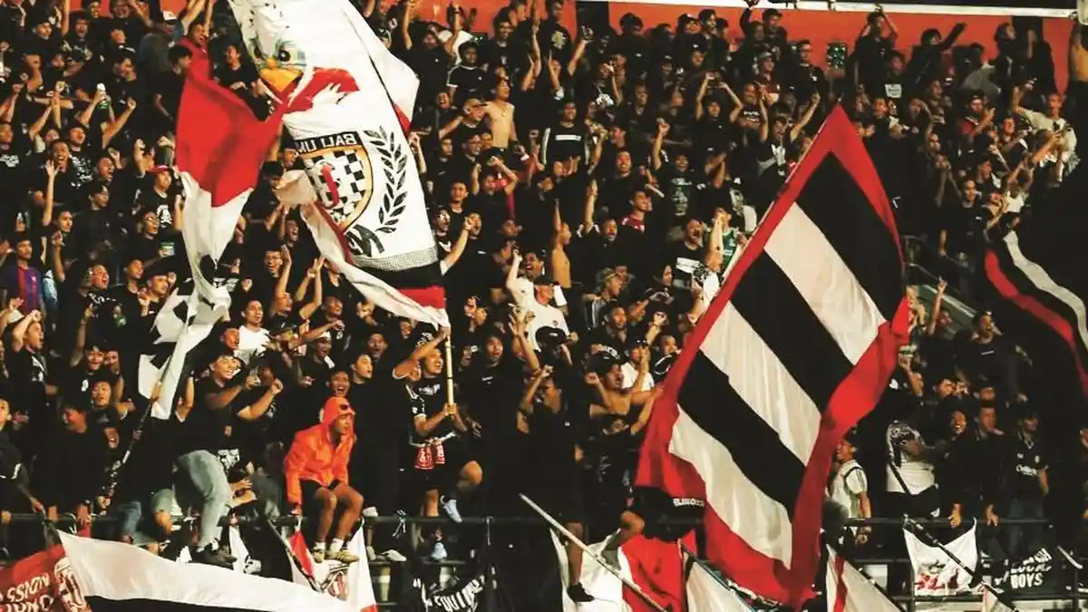 JOHNNY Jansen Terpukau Atmosfer Suporter Bali United