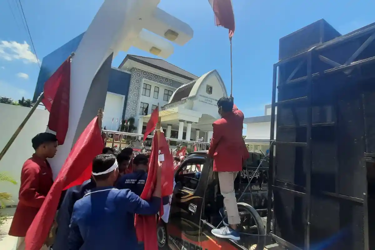 Aksi Tolak Jokowi 3 Periode, Ikatan Mahasiswa Muhammadiyah Geruduk Kantor DPRD Lombok Timur