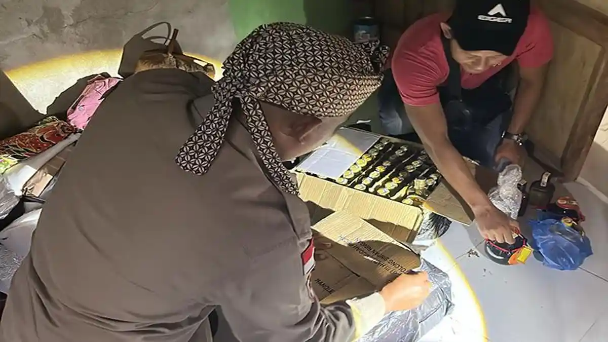 Polsek Sekayam Amankan Puluhan Botol Miras Ilegal Asal Malaysia