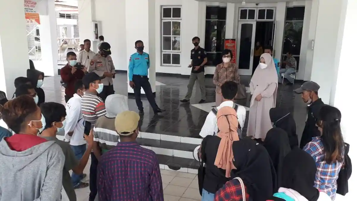 Warga Longkoga Barat Unjuk Rasa di DPRD Banggai, Pertanyakan Keputusan DPMD soal Calon Kades
