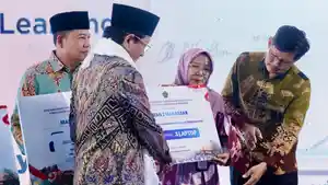 2026-05-23-Kepala-MAN-2-Makassar-Darmawati-menerima-penghargaan.jpg