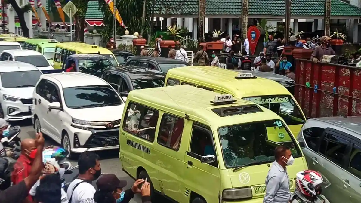 Lagi Demo PPKM Ricuh, Kemacetan Kembali Terjadi di Depan Kantor Wali Kota