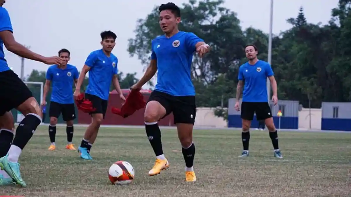 Muhammad Ridwan dan Rizky Ridho Bawa Indonesia Unggul Sementara 2-0 Atas Filipina di Babak Pertama