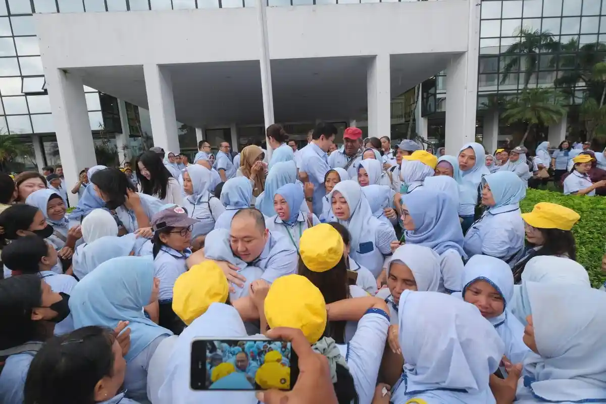 Di Hadapan Ribuan Karyawan, Tangis Iwan Kurniawan Lukminto Pecah: 'Kami Berduka. Sritex Berduka' - sritextutup11111.jpg