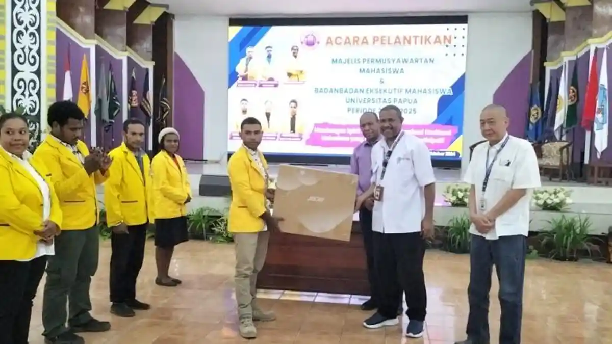 Rektor Hugo Warami Berikan Bantuan Komputer ke MPM dan BEM UNIPA
