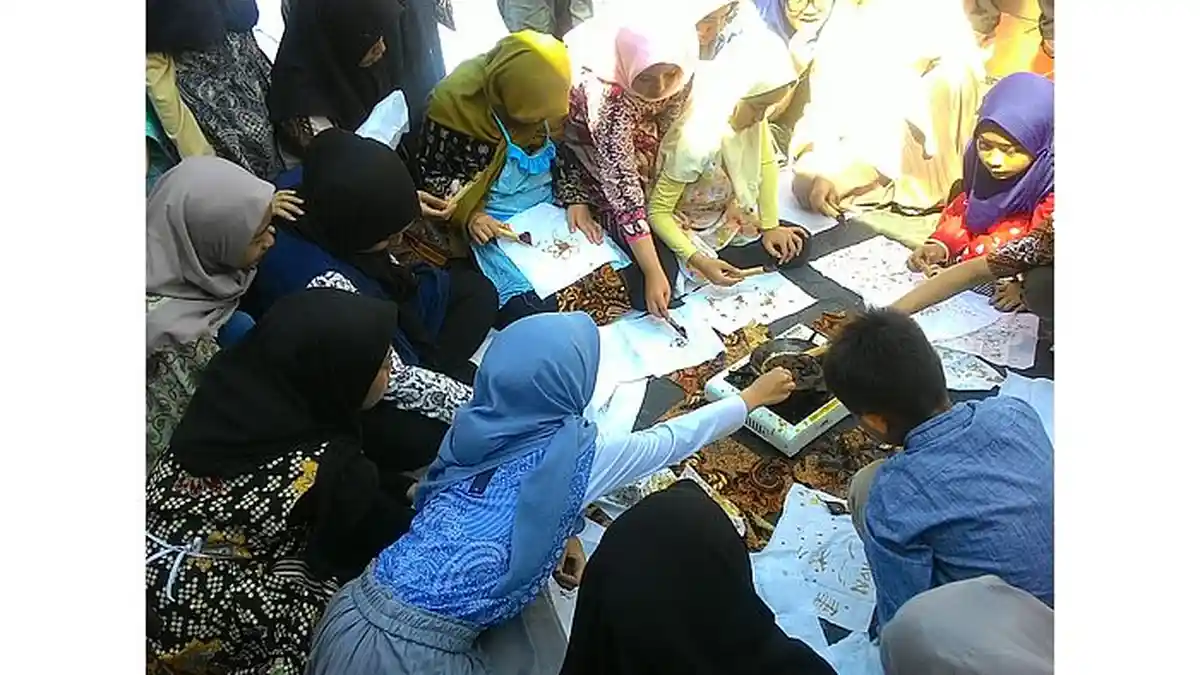 Peringati Hari Batik, Siswa DHIS Primary Mencoba Langsung Membuat Batik Sendiri di Sekolah