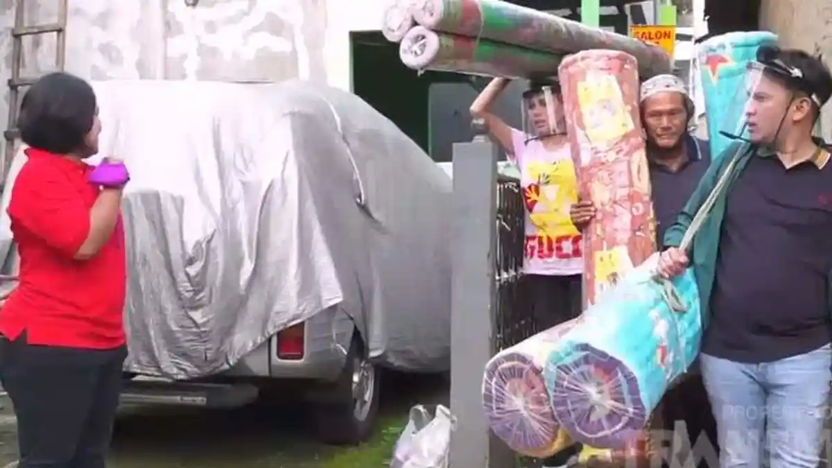 Bantu Bapak Ini Jualan, Nikita Mirzani Rela Panggul Kasur & Karpet hingga Diusir Tetangga: Ya Allah!