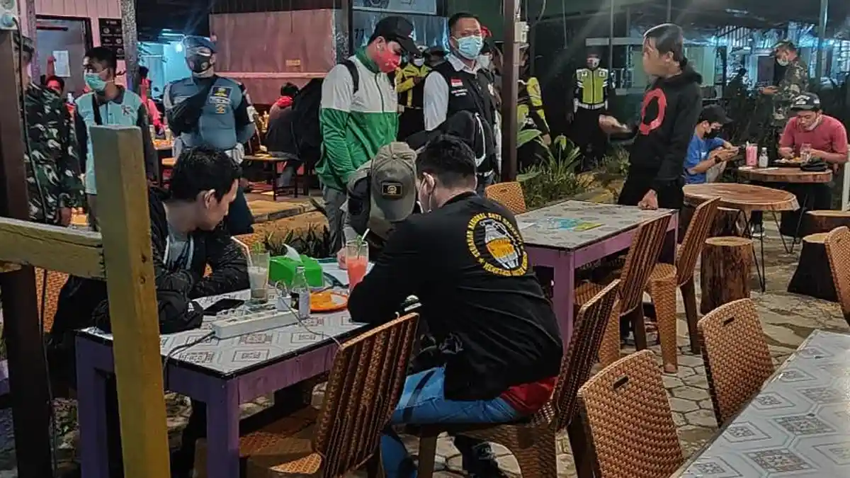 Tim Gabungan Sisir Pusat Keramaian di Sangatta, Warga dan Pemilik Cafe Kena Tegur
