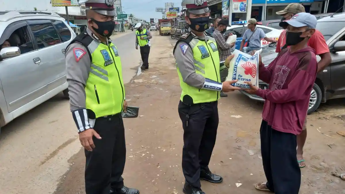 Hari Terakhir Operasi Zebra Krakatau 2021, Satlantas Polres Mesuji Bagi Helm dan Sembako