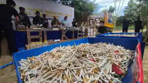 v-ddPemusnahan-ratusan-ribu-batang-rokok-ilegal-b.jpg