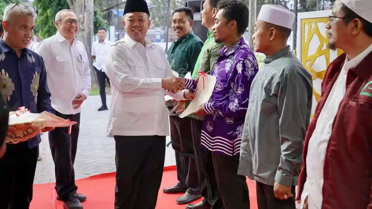 Kunker ke Palu, Menteri Nusron Wahid Serahkan 33 Sertipikat dan Resmikan Masjid BPN