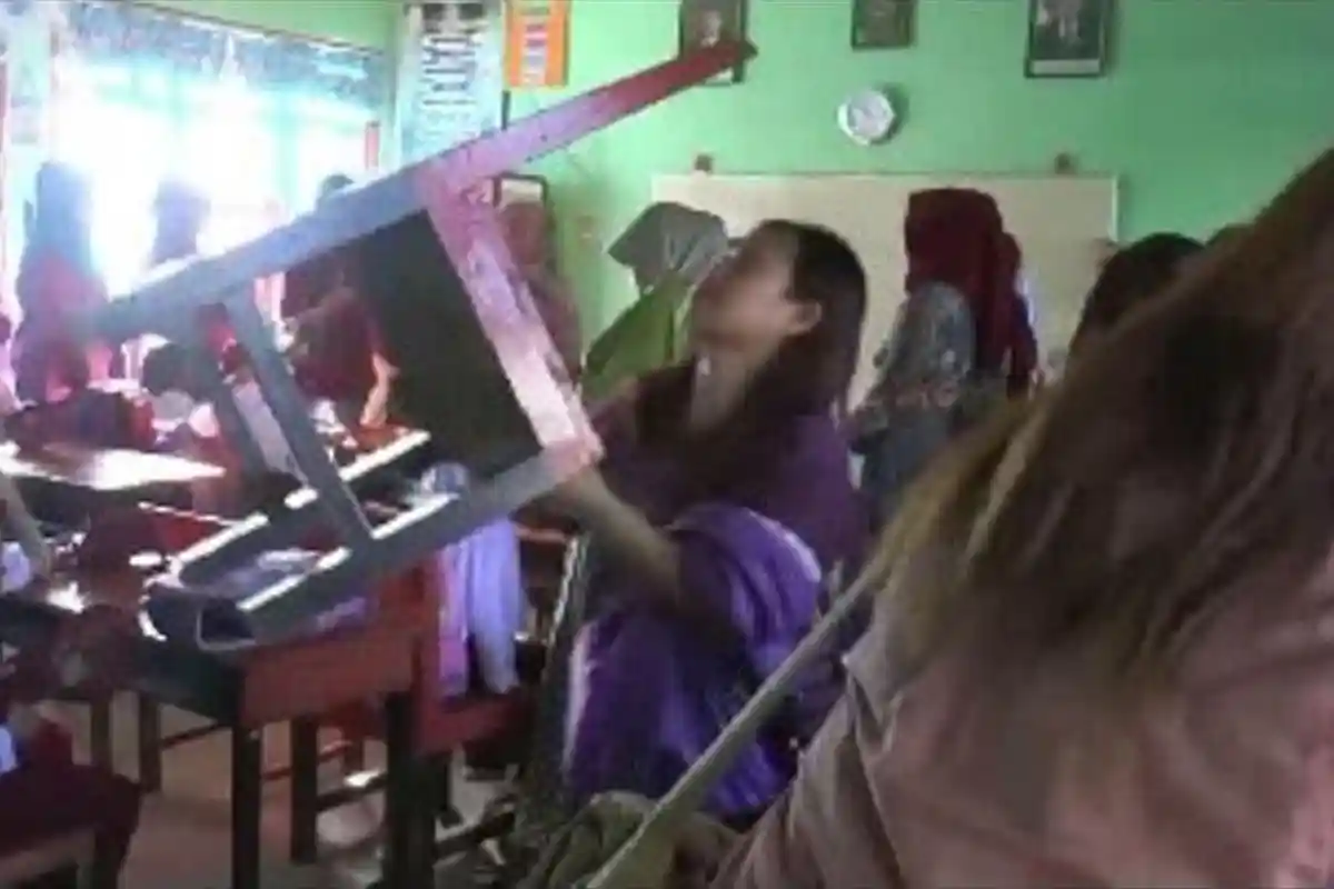 Hari Pertama Sekolah, Orang Tua Rebutan Kursi hingga Duduk di Kelas