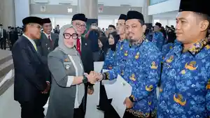 Andi-Ina-Kartika-Sari-serahkan-surat-keputusan-SK-152-CPNS-5654.jpg