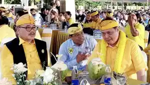 Wayan-Suyasa-tengah-saat-mendampingi-Ketua-DPP-Partai-Golkar.jpg