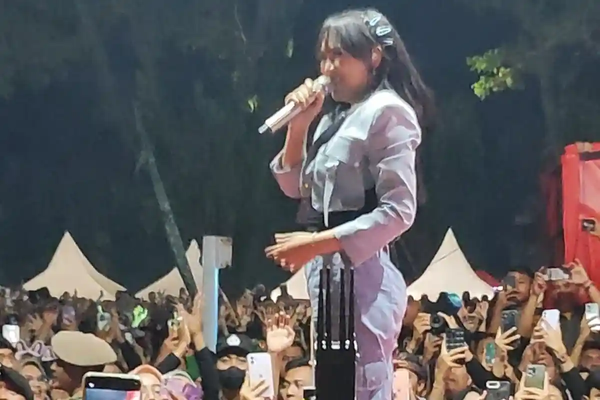 Happy Asmara Tiba-tiba Hentikan Konsernya di Trenggalek, Ada Kibaran Bendera Silat hingga Sound Mati