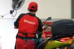 Mekanik-Bengkel-Jaga-Yamaha-saat-sedang-menservis-motor-milik-konsumen.jpg