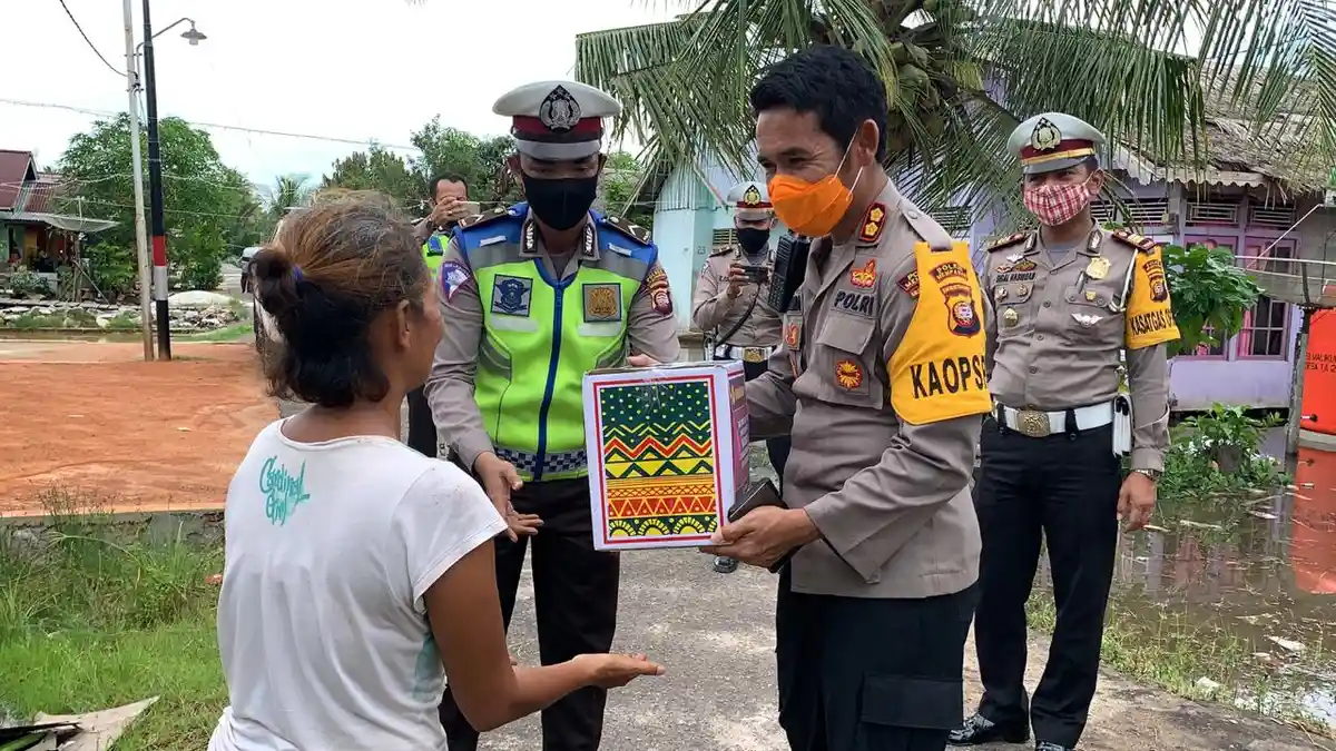 Alumni Akpol Angkatan 99/ED Bagikan Sembako Pada Masyarakat Terdampak Covid-19