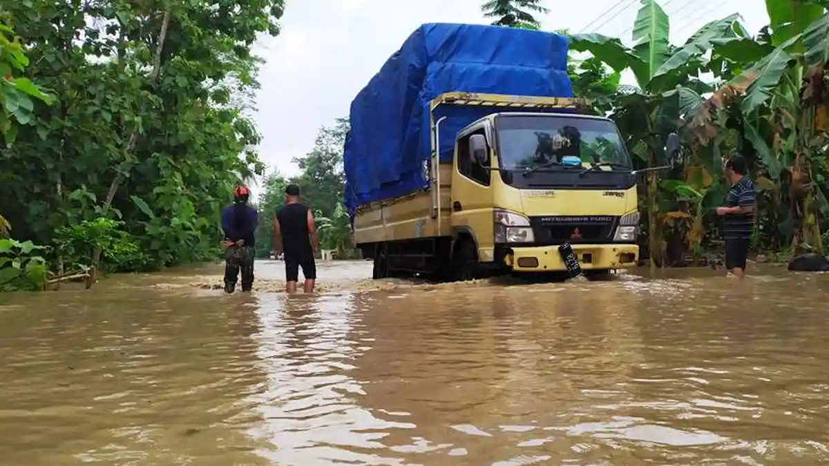 Sungai Serayu Meluap, Banjir Lumpuhkan Jalan Raya Patikraja - Banyumas