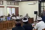 MESADU ke Pansus TRAP, Keluhan Warga Desa Adat Jimbaran Sembahyang ke Pura Harus Lapor Satpam!