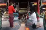 Ritual Pembersihan Rupang Dewa Jelang Imlek di Vihara Amurva Bhumi