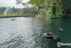 Wisatawan-berenang-di-kawasan-wisata-air-Sumber-Sira-Malang.jpg