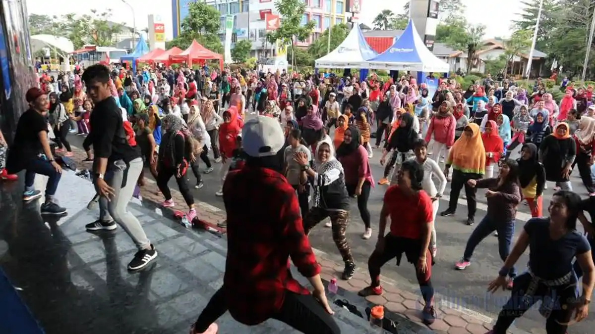 Senam Zumba di Acara Sehat Bersama Pada HUT Ombudsman Perwakilan Kalbar - senam-zumba_20181014_205250.jpg