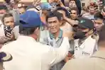 Warga-Menangis-saat-Presiden-Prabowo-Subianto-tiba-Posko.jpg