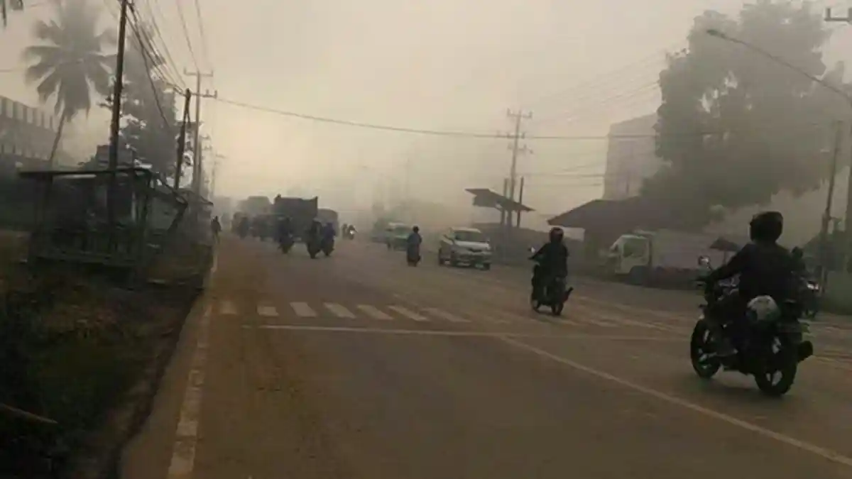 Aneh! Sedang Musim Hujan, tapi Perbatasan Palembang-Banyuasin Diselimuti Kabut Asap