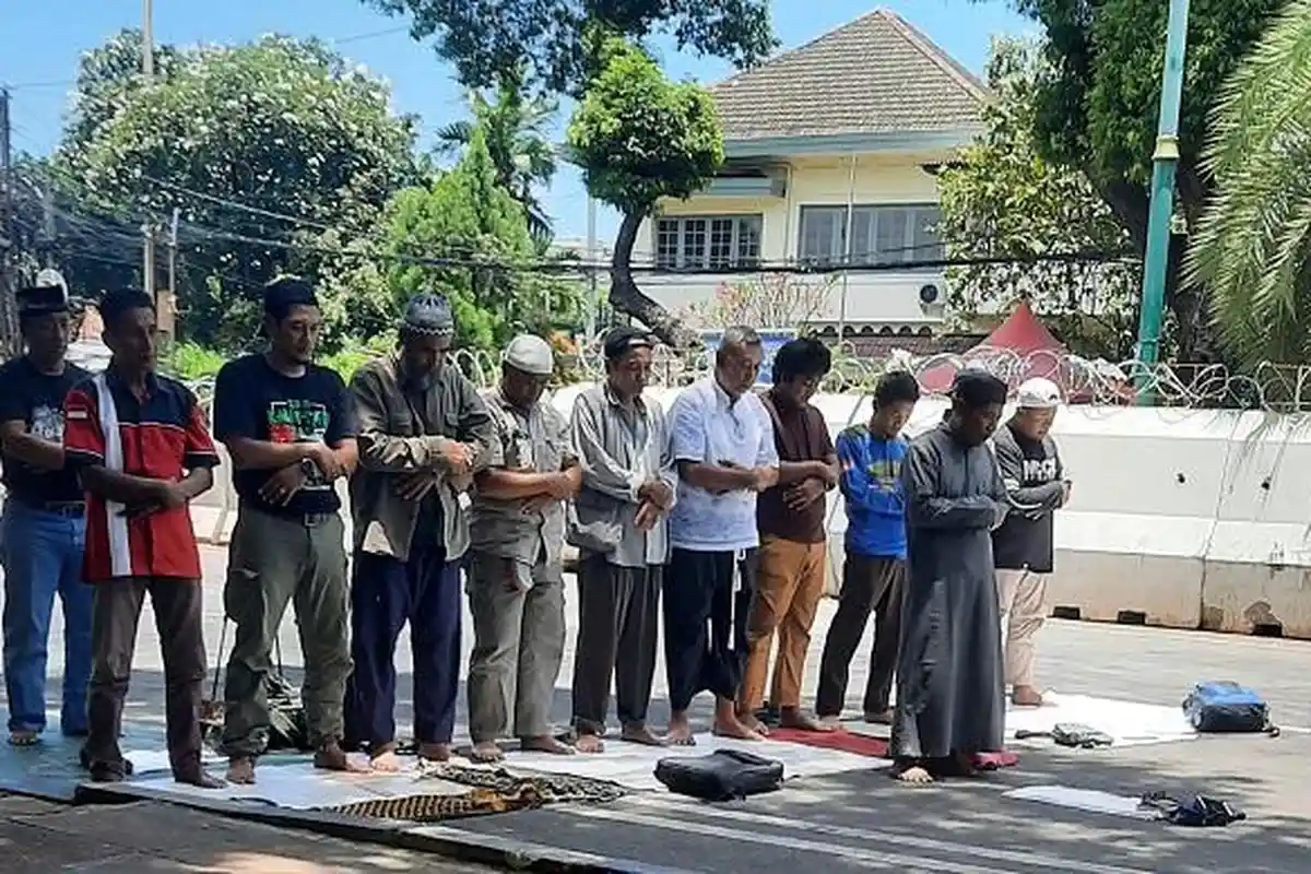 Kawal Pengumuman Pemilu 2024, Ratusan Pendukung Anies dari Daerah, Rela Nginap di Dekat KPU