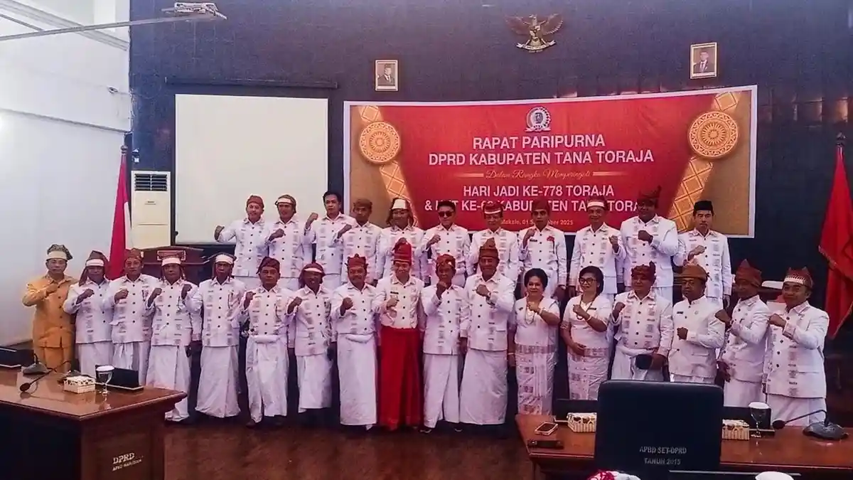 Rapat Paripurna Peringatan Hari Jadi ke-778 Toraja, Anggota DPRD Pakai Baju Adat