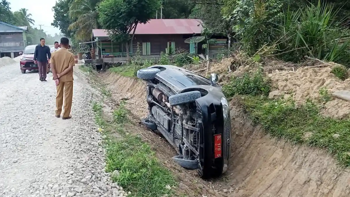 Mobil Dinas Terjungkal, Kadisdukcapil Simeulue Alami Kecelakaan