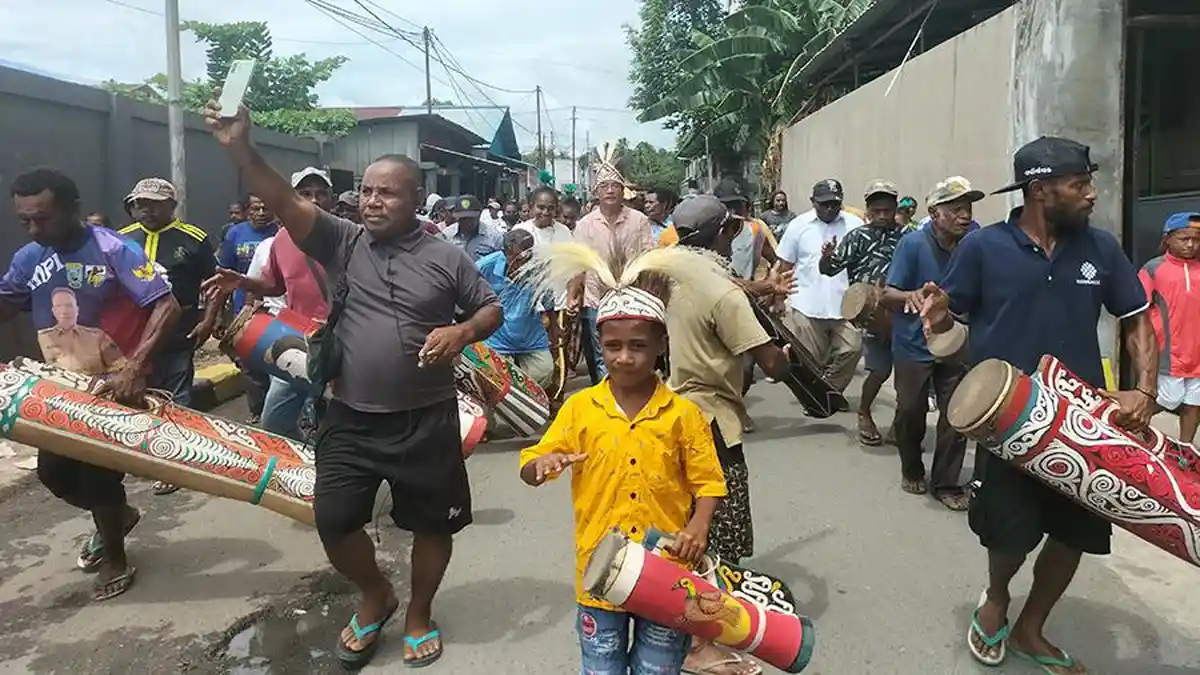 Tabuhan Tifa dan Tarian Sambut Mantan Bupati Teluk Bintuni di Fanindi Manokwari