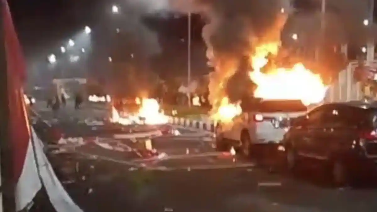 Dua Mobil Dibakar Buntut Kekalahan Persipura, Wasit dan Pemain Adhyaksa FC Tak Bisa Keluar Stadion