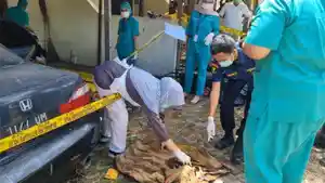 Kondisi-sarung-dikeluarkan-dari-dalam-mobil-yang-berisi-kerangka-manusia-di-Aspol.jpg