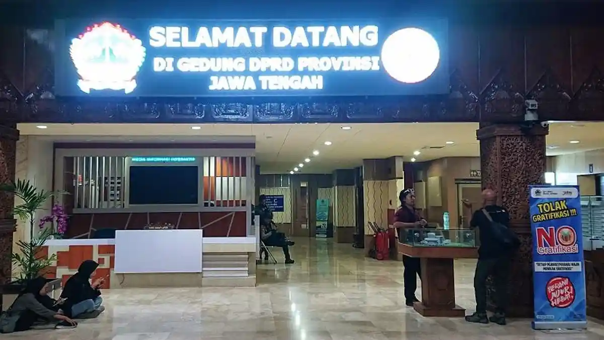 Apa yang Dicari Petugas KPK di Ruang Komisi D DPRD Provinsi Jateng?