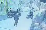 Baru Saja Turun, Motor Guru SD di Palembang Digasak Pencuri, Aksinya Terekam CCTV