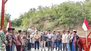 prosesi-peusijuek-tepung-tawar-saat-peresmian-jembatan-Bailey.jpg
