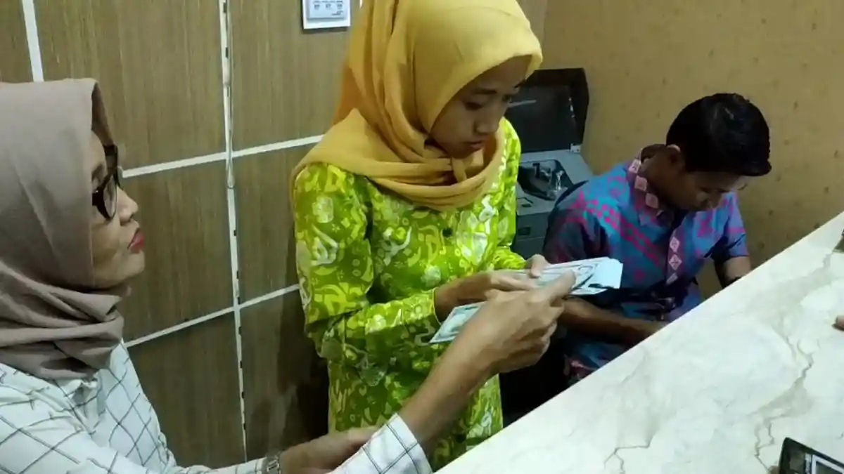 Manfaatkan Pelemahan Rupiah, Warga Depok Banyak Jual Dolar AS ke Money Changer