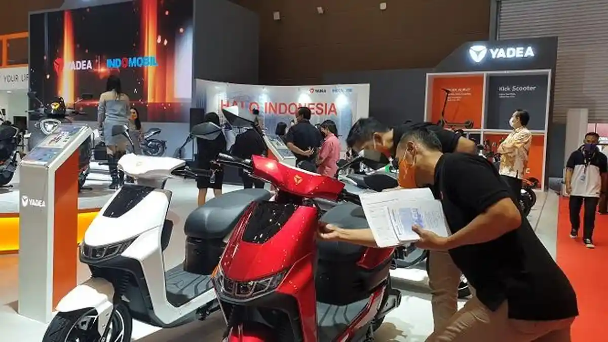 Yadea Pajang 3 Motor Listrik dan Empat Sepeda Listrik di IIMS 2023 