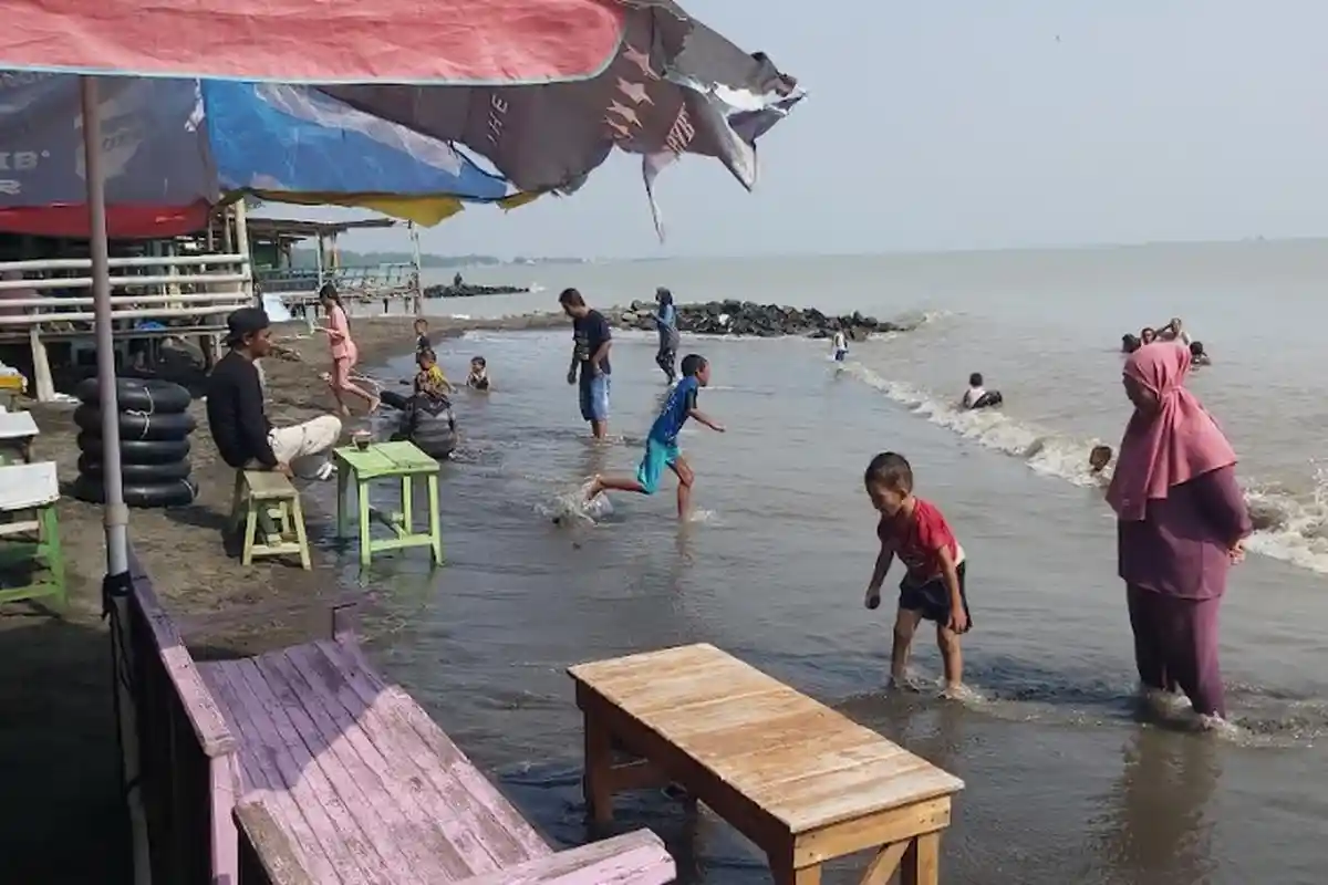 Momen Libur Sekolah, Pantai Pulo Kodok Tegal Ramai Pengunjung 