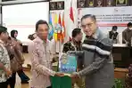 Rektor-UISU-menyerahkan-booklet-UISU-kepada-Ketua-Panja-Perguruan-Tinggi-Komisi-X-DPR-RI.jpg