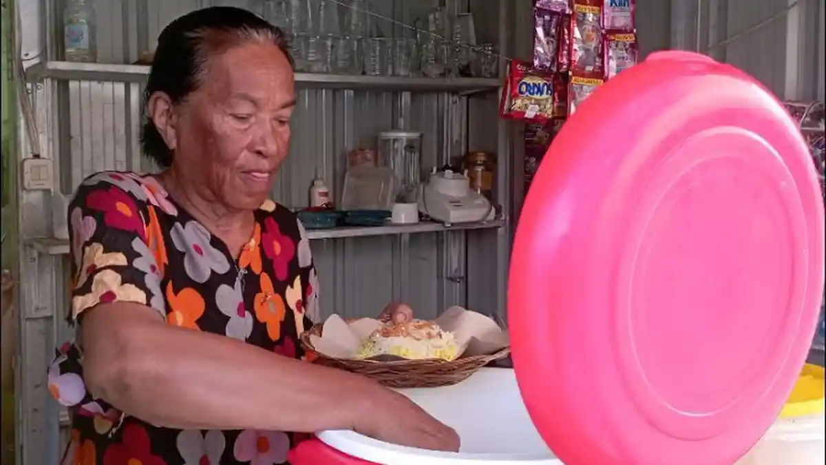 Cerita Ramla Ahmad, Sosok Penjual Nasi Kuning di Kawasan IAIN Sultan Amai Gorontalo