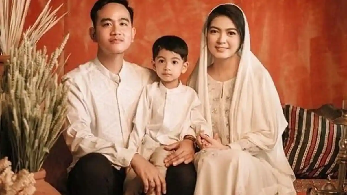 Cantiknya Selvi Ananda Mantu Jokowi & Lucunya Jan Ethes Berpakaian Adat Dalam Potret Keluarga Gibran