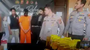 Polres-Bogor-melakukan-penggerebekan-gudang-oplos-minyak-goreng-subsidi.jpg