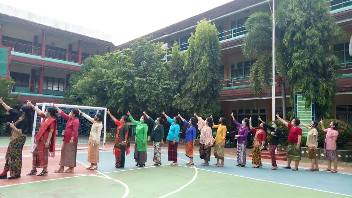 Peringati Sumpah Pemuda, Guru SMPK Frater Xaverius 1 Palembang Kenakan Pakaian Adat