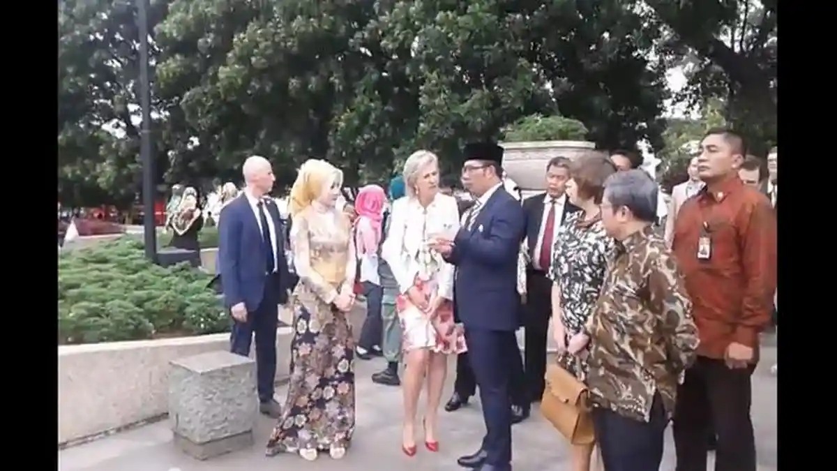 VIDEO: Ups! Rok Putri Astrid Tersingkap Tertiup Angin Saat Melihat Alun-alun Bandung