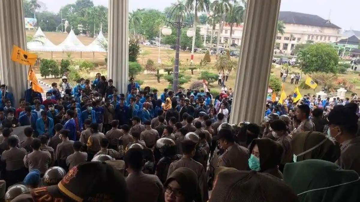Aksi Mahasiswa PMII dan UIN yang Tuntut Persoalan Kabut Asap di Kantor Gubernur Jambi Ricuh