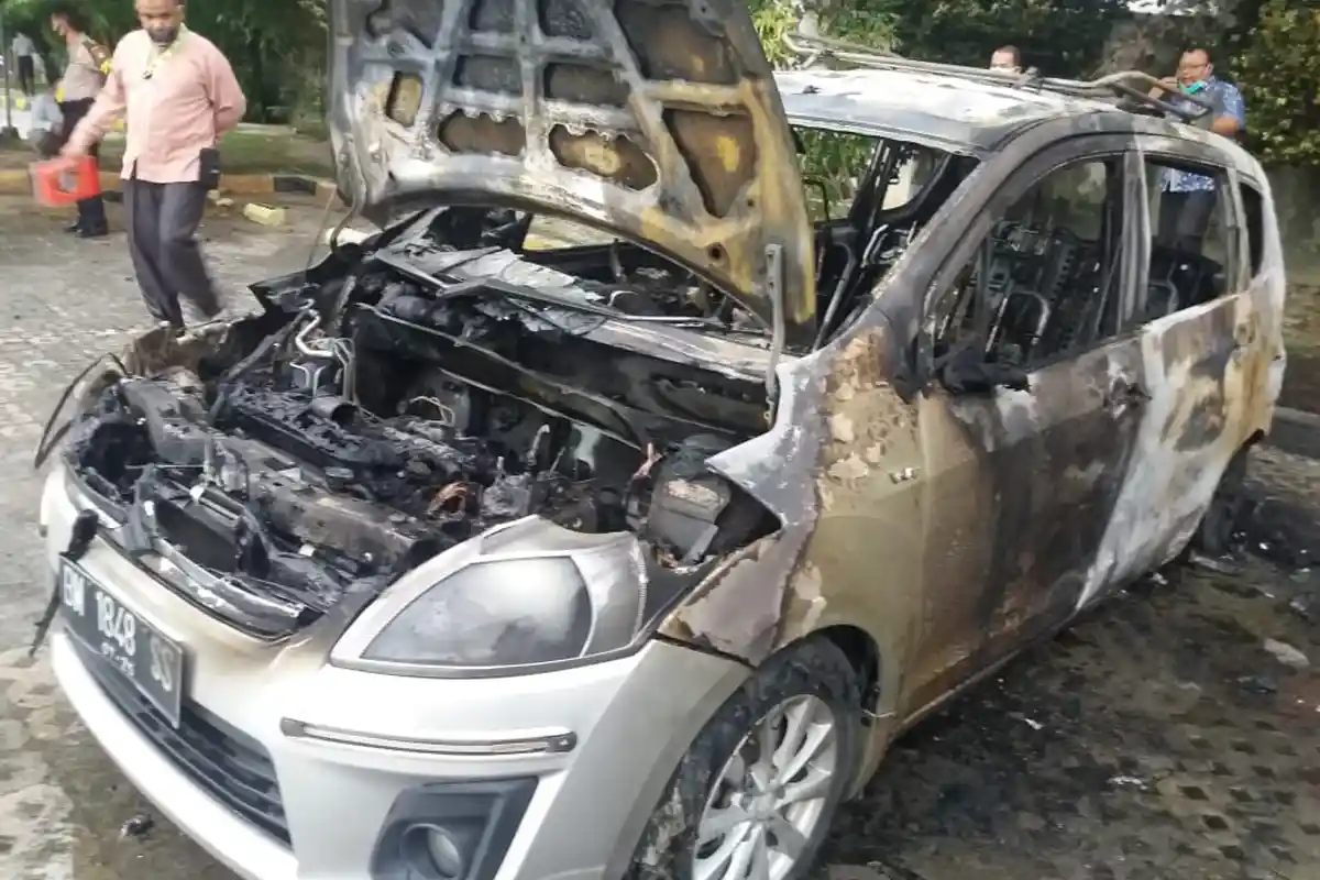 Wuss,Kobaran Api Muncul di Suzuki Ertiga, Mobil Milik Dokter Terbakar di Parkiran Rumah Sakit