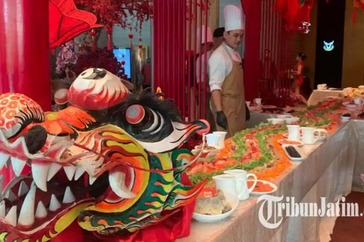 Salad Yee Sang Naga Panjang 10 Meter, Sajian Imlek Dipercaya Pembawa Kemakmuran Setahun
